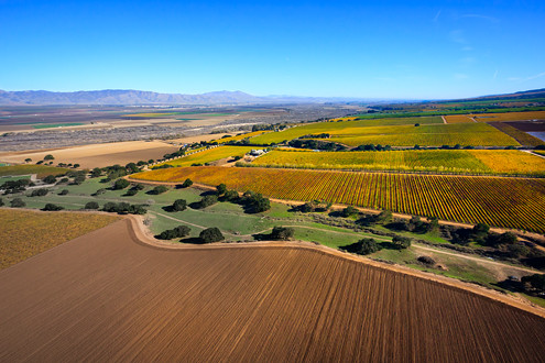 Flying between 200-1,500 feet above the famous Santa Lucia Highlands AVA in Monterey County’s Salinas Valley, this aerial photo includes Pinot Noir and Chardonnay vineyards of La Estancia, Rosella’s, Hahn Lone Oak, and Poppy Hillside with River Road, and Puma Road Winery, and the Chalone Peaks. 